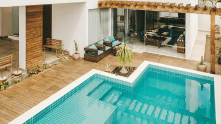 Salt or chlorine pool? Find out which is best for you